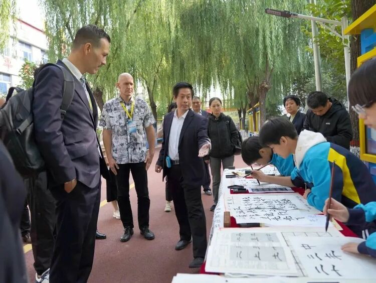 石外集团：聚焦联盟大会 喜迎八方外宾 师生放眼世界_fororder_640 (7)