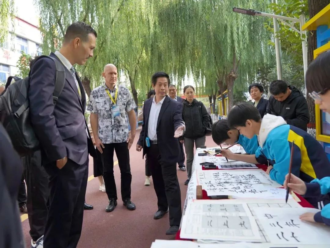 石外集团：聚焦联盟大会 喜迎八方外宾 师生放眼世界_fororder_640 (7)