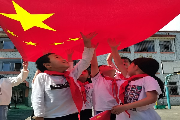 湖南桂东举行“升国旗唱国歌暨我与国旗合个影”活动 喜迎国庆_fororder_图片1