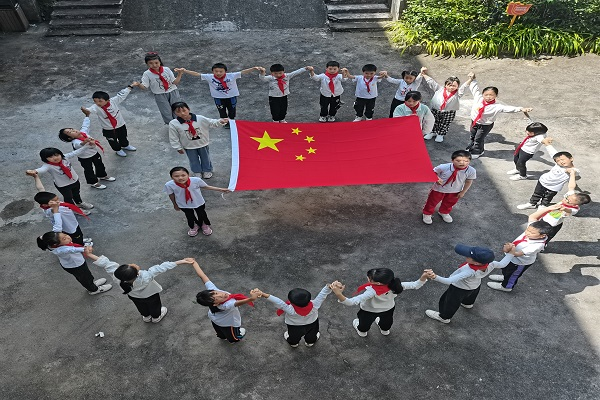 湖南桂东举行“升国旗唱国歌暨我与国旗合个影”活动 喜迎国庆_fororder_图片2