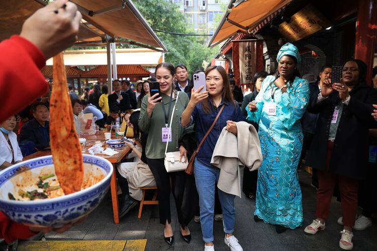 驻华大使夫人打卡西安永兴坊 感受不一样的烟火长安_fororder_wps_doc_5