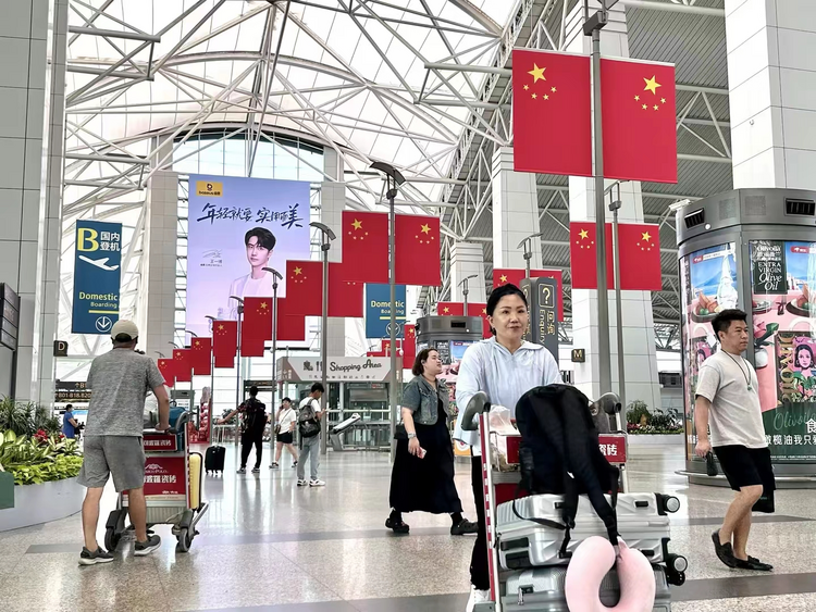 中秋国庆“双节” 白云机场预计接送旅客156.9万人次_fororder_图片1