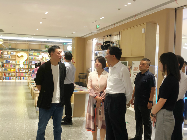 北京大兴区领导一行至龙湖天街句象书店调研_fororder_1-1