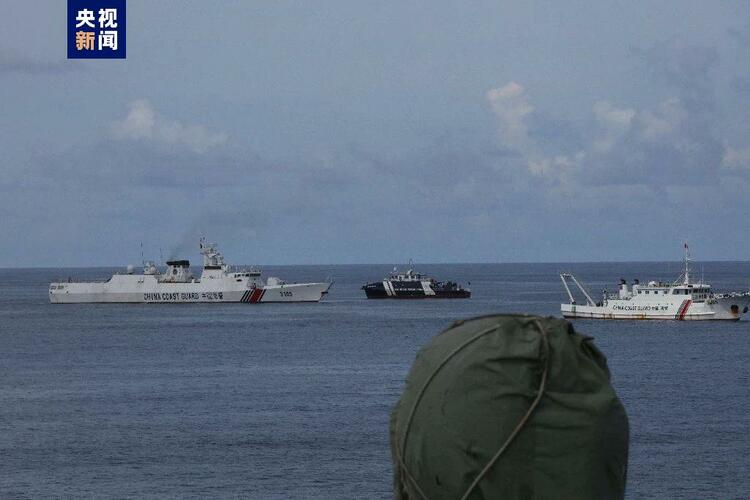 中国海警局新闻发言人就菲律宾公务船非法侵闯黄岩岛发表谈话