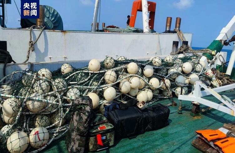 中国海警局新闻发言人就菲律宾公务船非法侵闯黄岩岛发表谈话