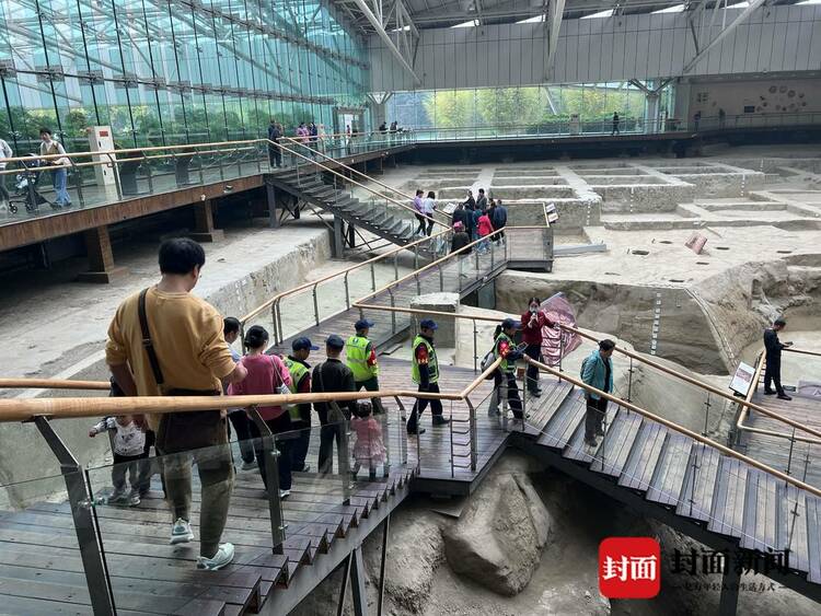 （转载）“环卫工人节” 成都环卫工人走进景点体验别样的CityWalk
