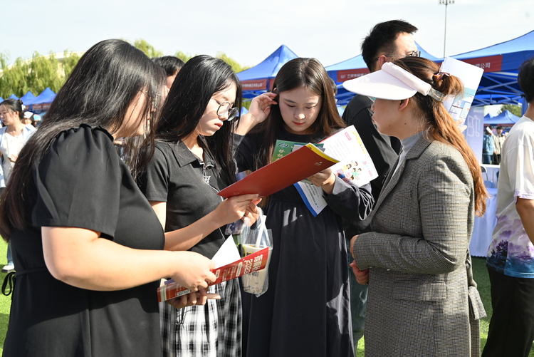 燕京理工学院2024届毕业生秋季大型校园招聘会：校政企联动促就业 毕业生携手向未来_fororder_4