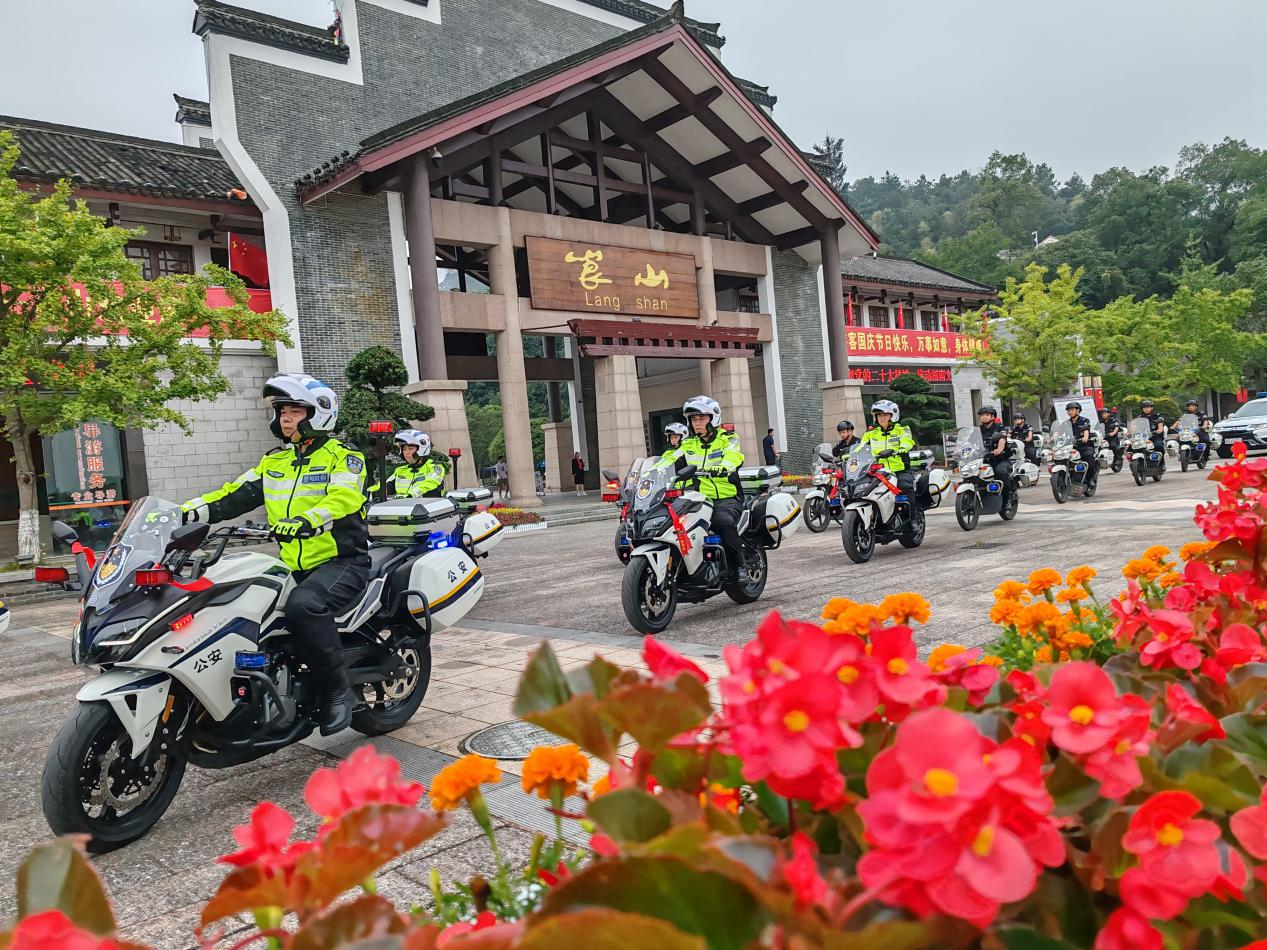 湖南新宁启动公安交警“崀山铁骑”警务实战应用_fororder_图片2