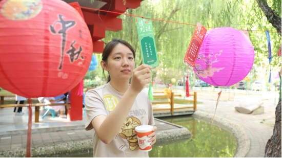 图片默认标题_fororder_河北沧州：猜灯谜 逛游园 中秋乐融融257