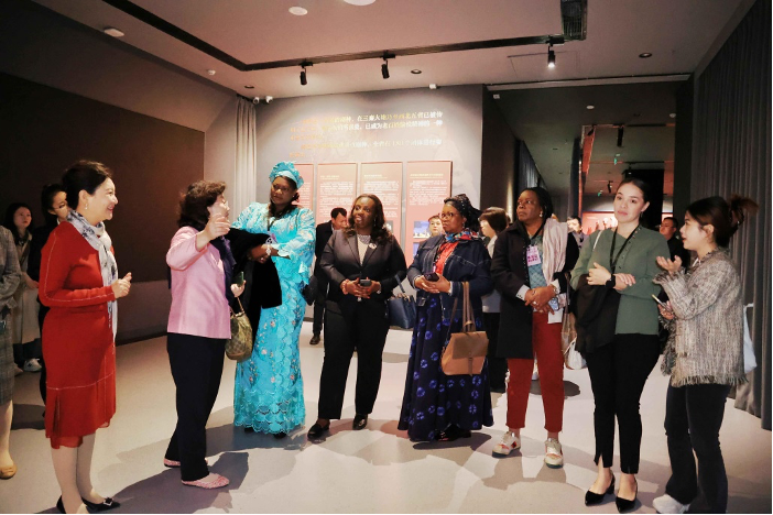 Ambassadors' Wives Visit Century-Old Yisu Theater, Get a Taste of Shaanxi Culture_fororder_图片 3