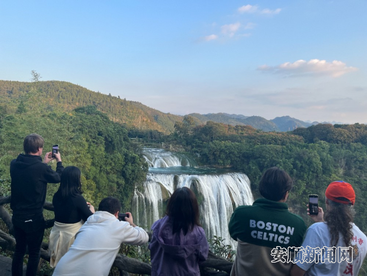 欧亚国家媒体看贵州活动走进安顺 首日登坝陵河大桥 夜游黄果树