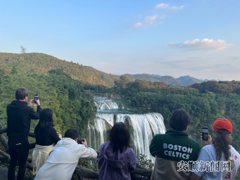欧亚国家媒体看贵州活动走进安顺 首日登坝陵河大桥 夜游黄果树