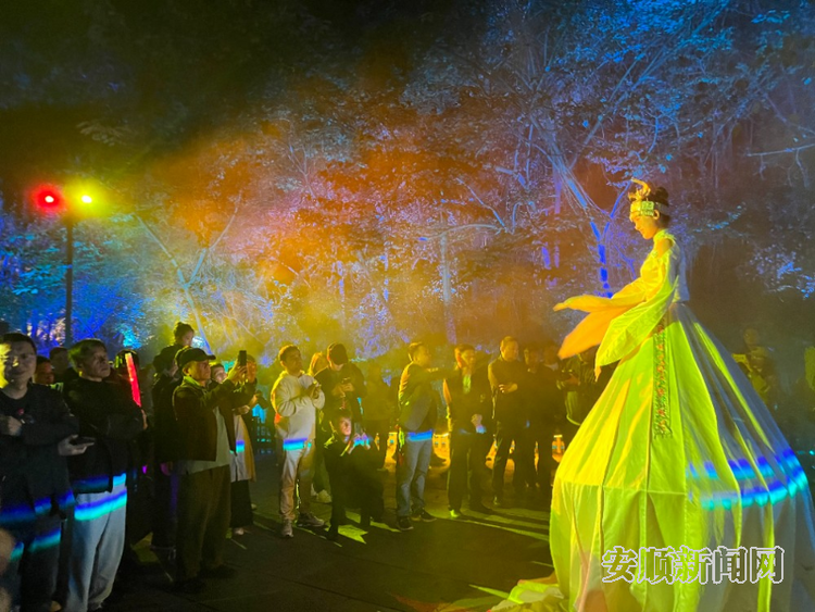 欧亚国家媒体看贵州活动走进安顺 首日登坝陵河大桥 夜游黄果树