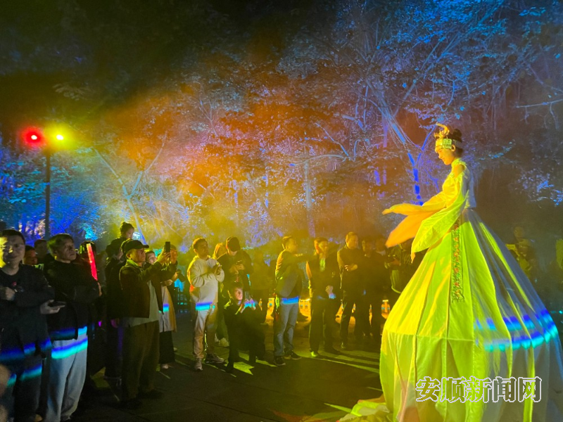 欧亚国家媒体看贵州活动走进安顺 首日登坝陵河大桥 夜游黄果树