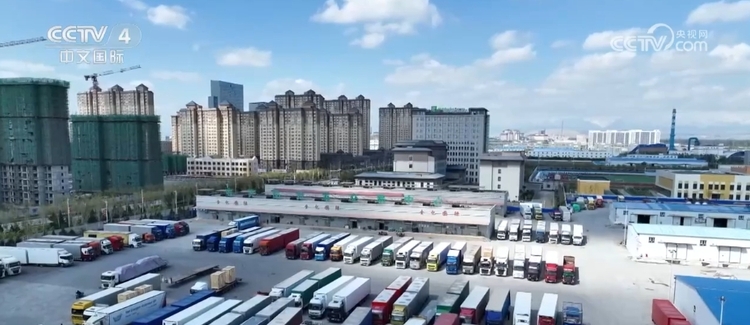 “一步跨两国” 中哈合作中心成两国游客“旅游购物天堂”