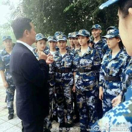 关晓彤班级大合照里看不到的照片:画风好独特