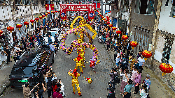 中秋国庆长假期间 自贡17家A级旅游景区共接待游客94.1万人次_fororder_4首届贡井老街·河街民俗文化旅游节活动现场（摄影-廖志全）