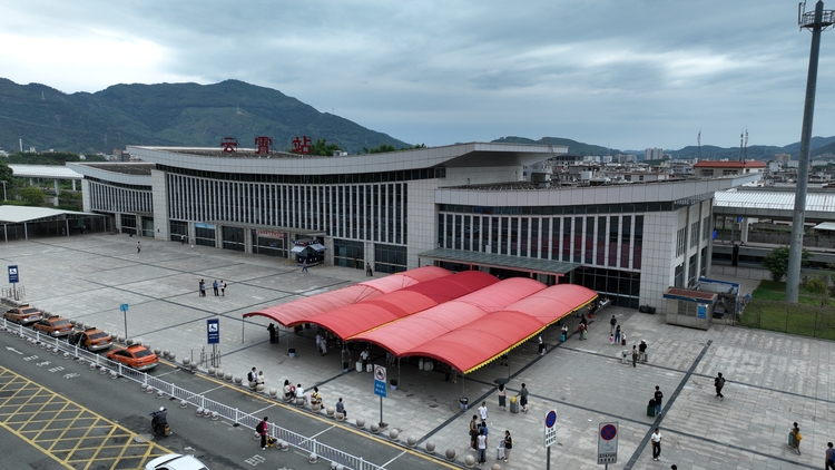 漳州车务段多措并举应对返程客流高峰_fororder_云霄站协调市政部门，在车站广场增设临时候车区 陈明摄
