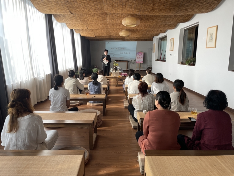 保定市满城区：绽放“微家”力量 赋能幸福生活_fororder_满城区妇女微家中全国三八红旗手吴伟分享创业故事 摄影 贾俊杰
