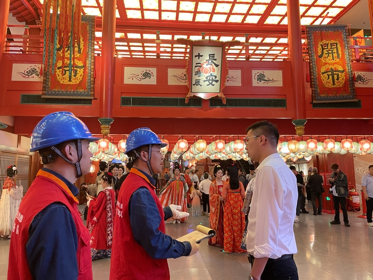 解码西安“双节”保供电的“双零”密码_fororder_国网西安供电公司员工对景区开展用电检查