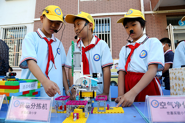 唐山路北：点亮科创教育  光耀智慧人生_fororder_9月21日，路北区中小学科技节启动仪式现场，世嘉实验小学孩子们展示自制机器人。马雅雄 摄.JPG