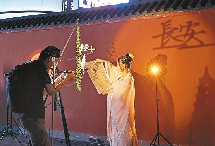 汉服夜拍点亮古城“潮”文化_fororder_微信图片_20231009090738
