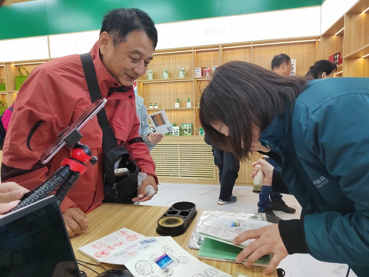“东极”主题邮局：邮政绿相伴旭日红 浓浓“东”文化等你来打卡_fororder_084f897baaac477bac8aa34c8680f27b_tplv-tt-origin-asy2_5aS05p2hQOm7kem-meaxn-mCruaUvw==