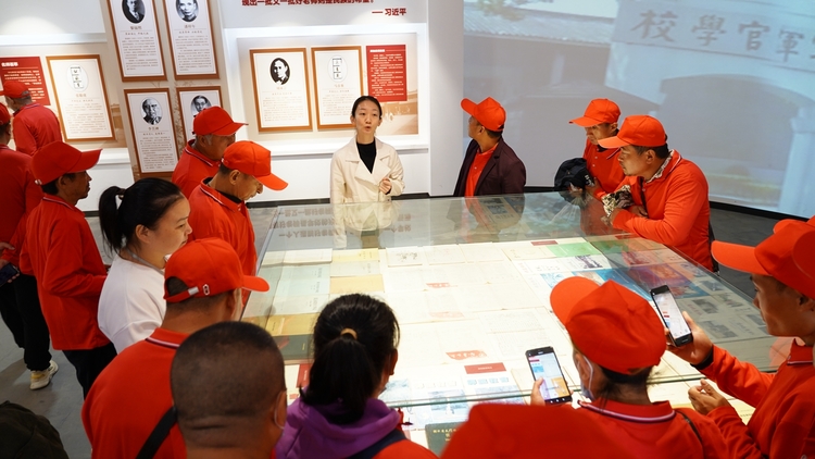 保定市满城区残联开展残疾人文化进家庭“五个一”活动_fororder_满城区残联组织该区残障人士参观红二师纪念馆 摄影 王洋