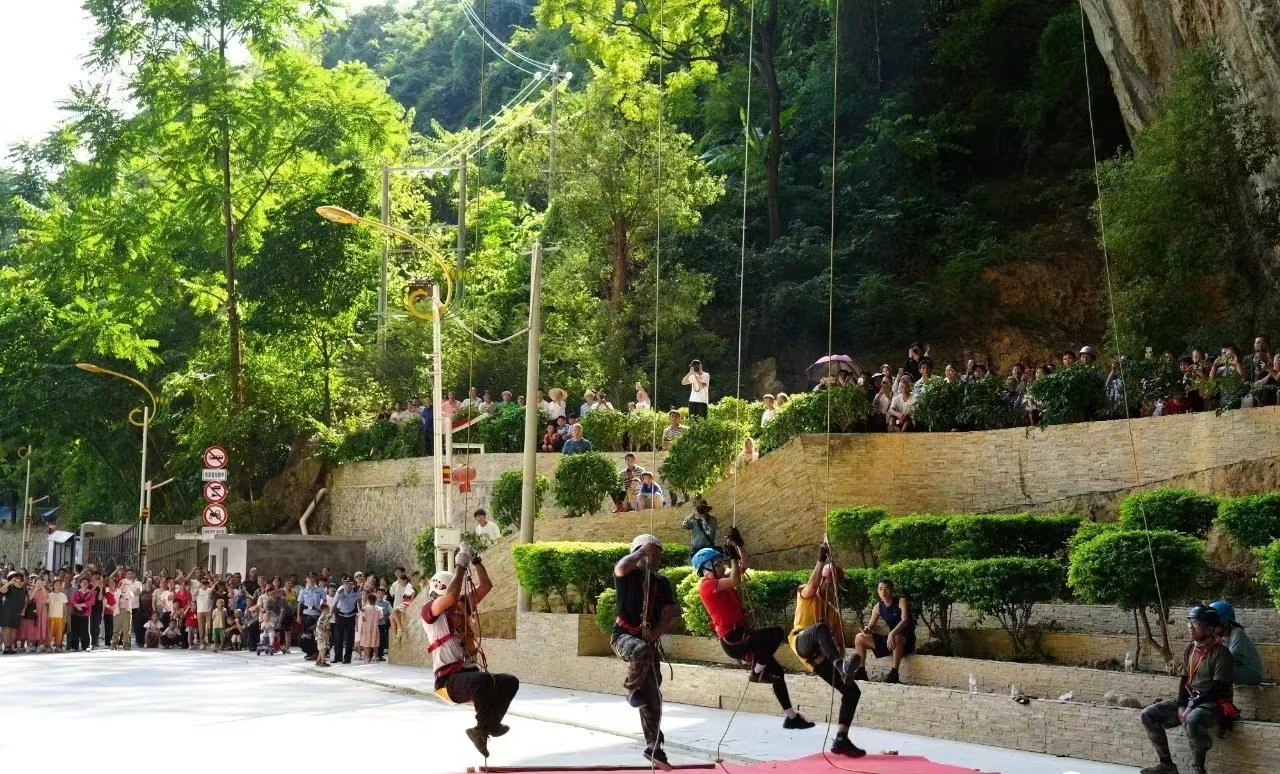 广西凤山：做足地质探游文章 “双节”旅游消费创新高_fororder_图片2