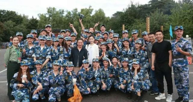 关晓彤班级大合照曝光 网友：未来的明星班