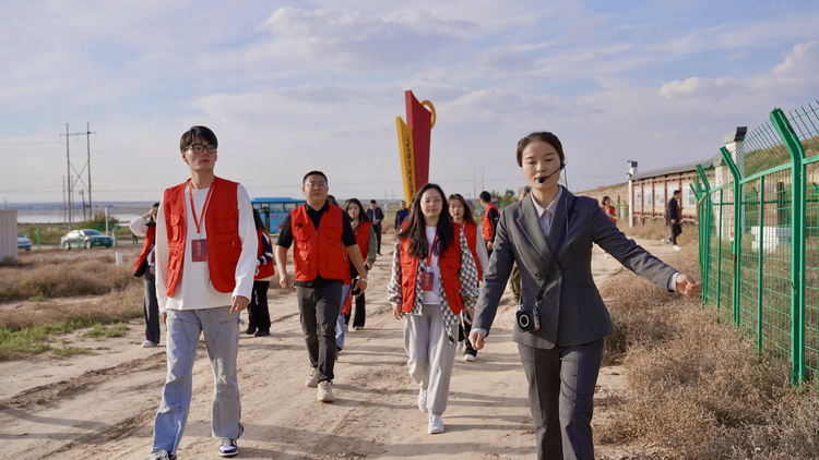 媒体团走进榆林定边盐场 重温三五九旅打盐革命往事_fororder_图片1