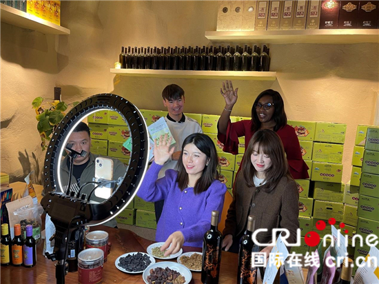 新疆乡村什么样？外国记者带你看_fororder_6ef29a4cbe554a17961d190e6d67e632