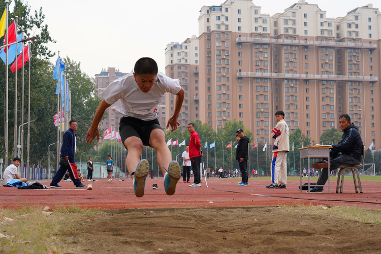 图片默认标题_fororder_图为：开平区2023年中小学生秋季运动会中学男子组三级跳远比赛现场。何川摄.JPG