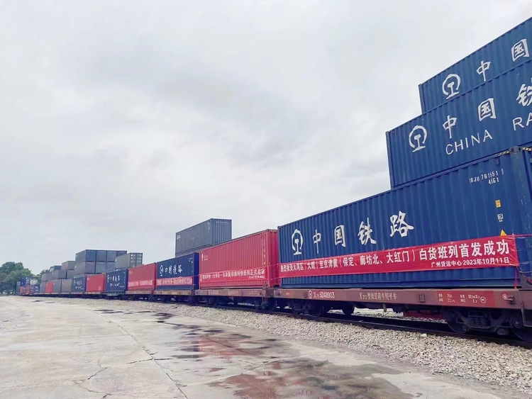粤港澳大湾区至京津冀地区集装箱快速班列再度起航_fororder_该趟班列在运输费用不变的基础上运行时速提升至120公里小时。中国铁路广州局集团有限公司供图