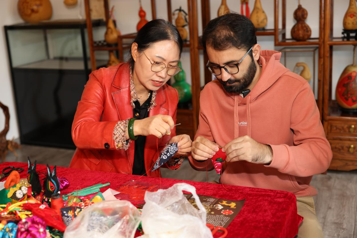 海外融媒走读朔州 | 体验非遗技艺 感受中华传统文化_fororder_巴基斯坦Abdul Rehman学习制作香包