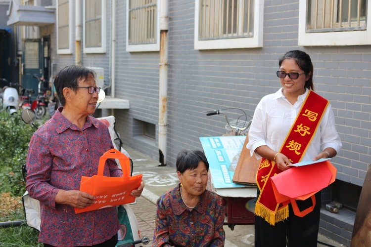 保定市满城区：推广普通话 奋进新征程_fororder_满城区语委办人员向社区居民发放宣传资料 摄影 康小江