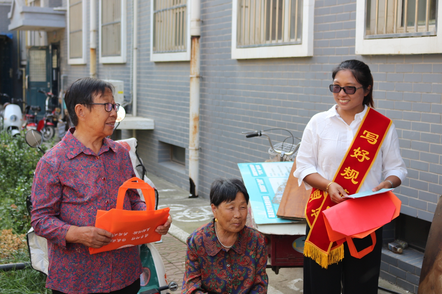 保定市满城区：推广普通话 奋进新征程_fororder_满城区语委办人员向社区居民发放宣传资料 摄影 康小江