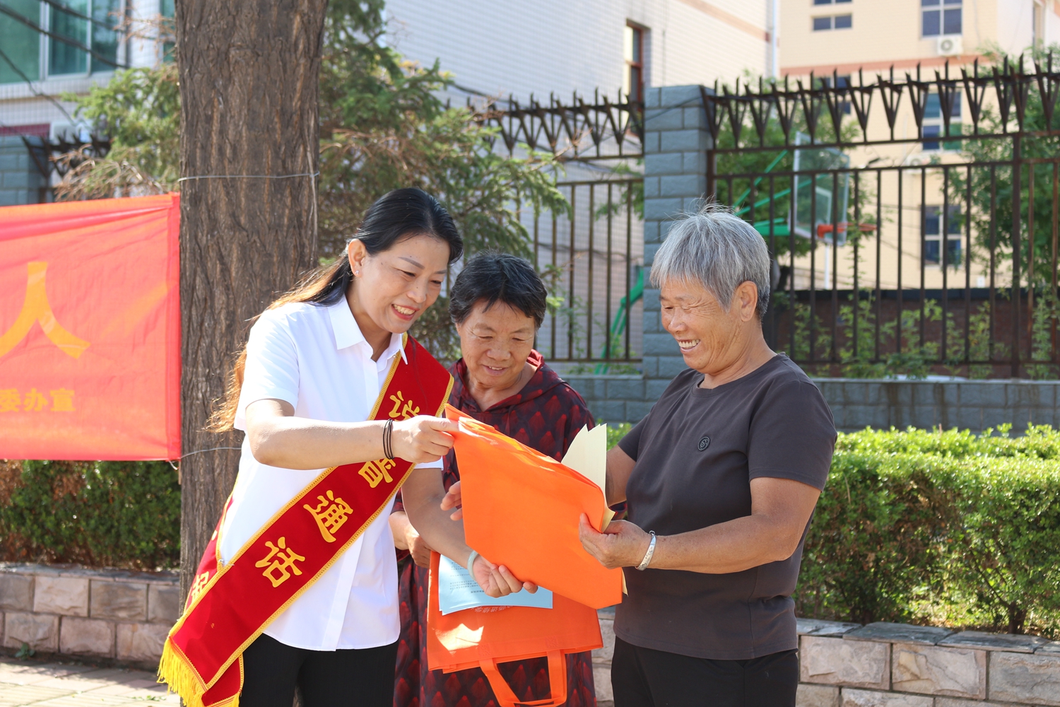 保定市满城区：推广普通话 奋进新征程_fororder_满城区语委办工作人员耐心细致地为居民讲解 摄影 康小江