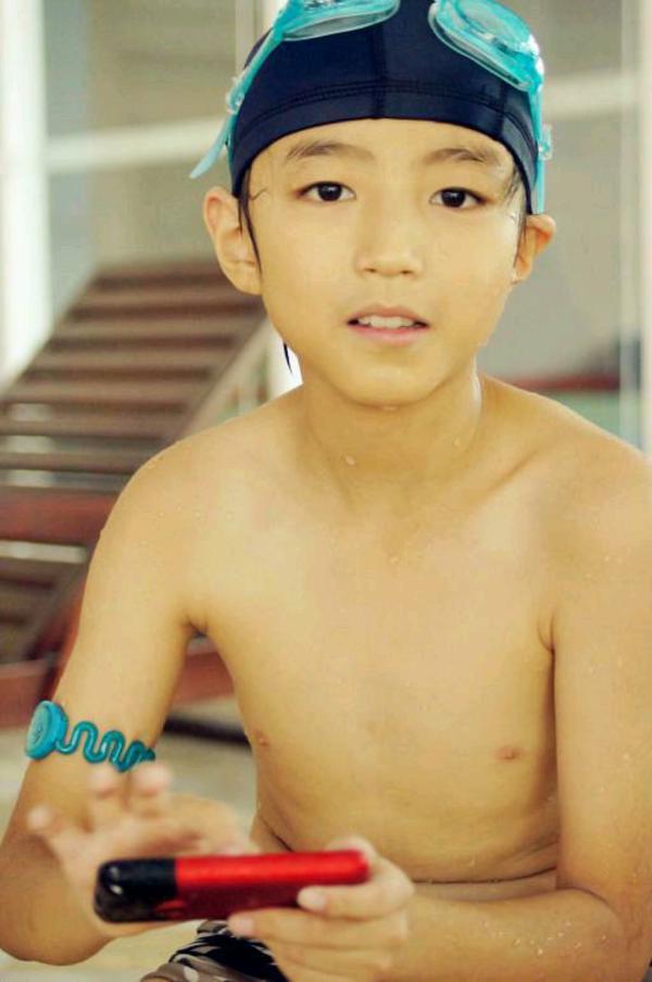 TFboys王俊凯15岁生日 海量童年照回顾成长史