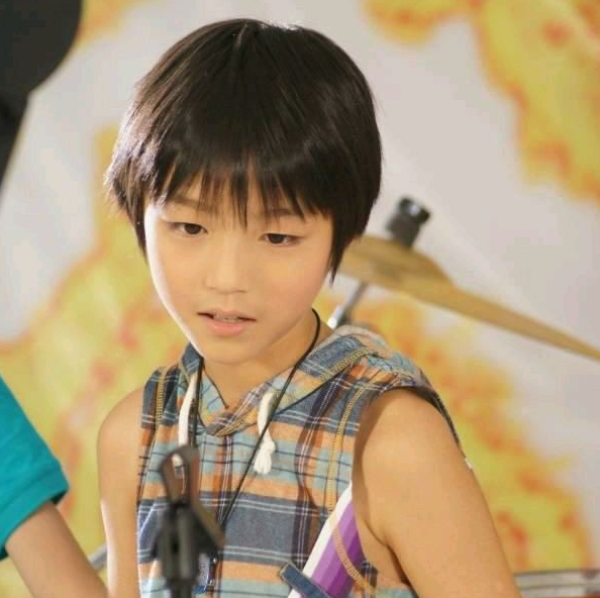 TFboys王俊凯15岁生日 海量童年照回顾成长史