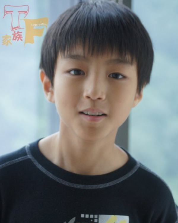 TFboys王俊凯15岁生日 海量童年照回顾成长史