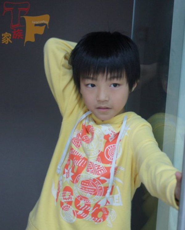 TFboys王俊凯15岁生日 海量童年照回顾成长史