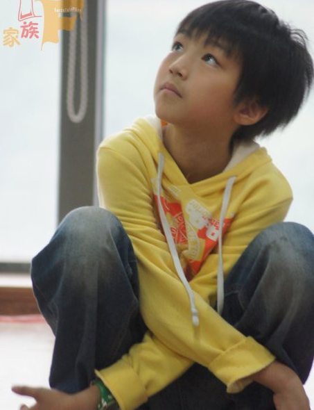 TFboys王俊凯15岁生日 海量童年照回顾成长史