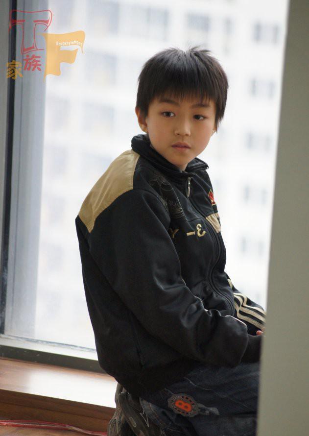 TFboys王俊凯15岁生日 海量童年照回顾成长史