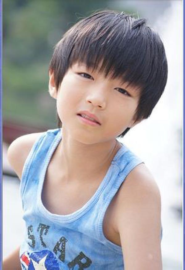 TFboys王俊凯15岁生日 海量童年照回顾成长史
