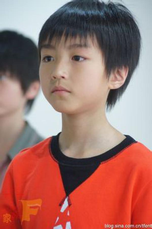 TFboys王俊凯15岁生日 海量童年照回顾成长史