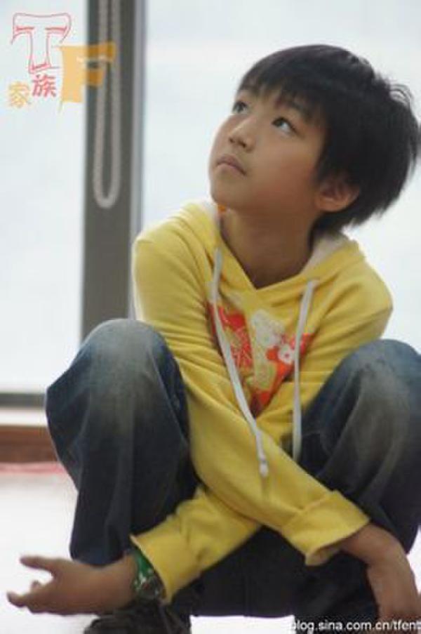 TFboys王俊凯15岁生日 海量童年照回顾成长史