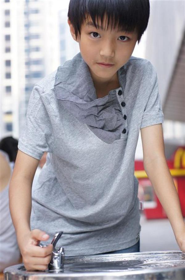 TFboys王俊凯15岁生日 海量童年照回顾成长史