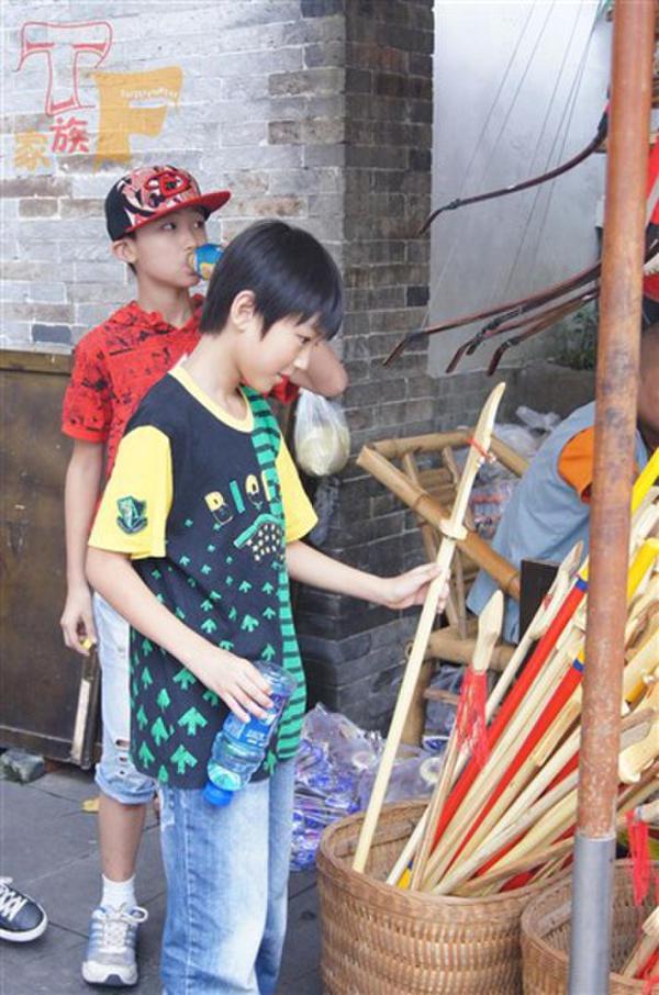 TFboys王俊凯15岁生日 海量童年照回顾成长史