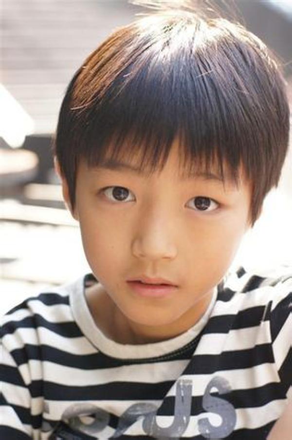 TFboys王俊凯15岁生日 海量童年照回顾成长史